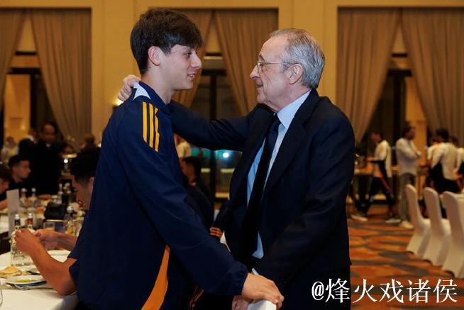 赛前传统环节：弗洛伦蒂诺与曼城CEO索里亚诺交流互动