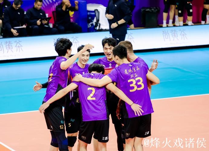 排超联赛榜首大战轻取广东队，上海男排常规赛半程登顶